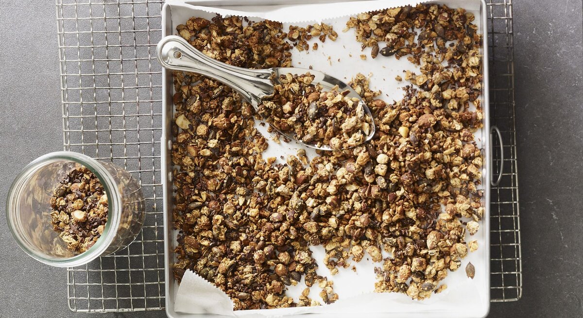Unser Low-Carb-Granola knuspert am besten, wenn es vollständig ausgekühlt ist.