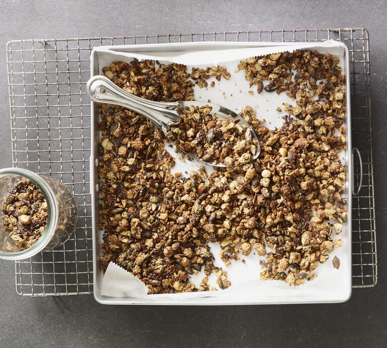 Unser Low-Carb-Granola knuspert am besten, wenn es vollständig ausgekühlt ist. | © EAT CLUB/Isabell Triemer