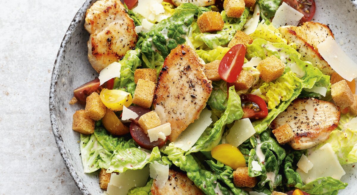 Caesar Salad in einer runden Schüssel / Draufsicht