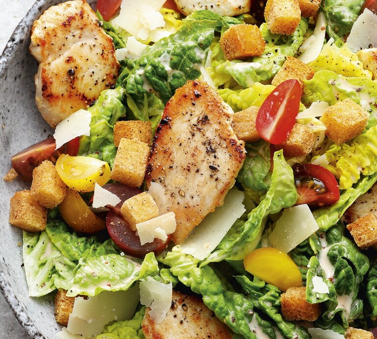 Caesar Salad in einer runden Schüssel / Draufsicht | © EAT CLUB / Isabelle Triemer