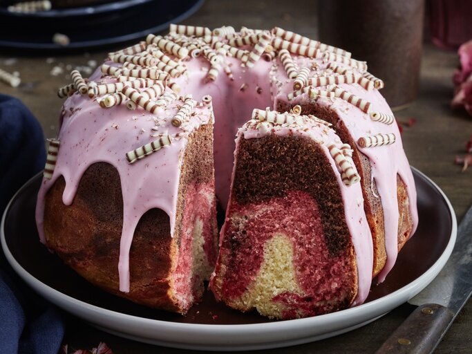 Fürst-Pückler-Gugelhupf auf einem grauen Teller. | © EAT CLUB / Isabell Triemer