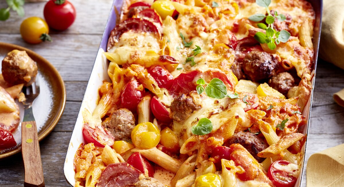 Hackbällchen-Auflauf auf hölzernem Hintergrund. 