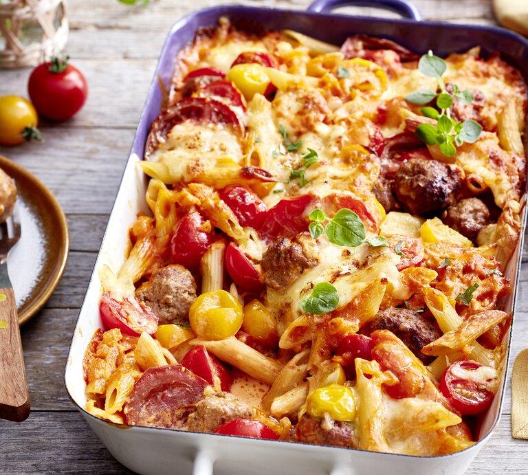 Hackbällchen-Auflauf auf hölzernem Hintergrund.  | © EAT CLUB/Isabell Triemer