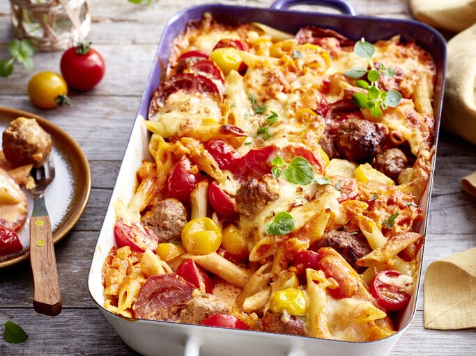 Hackbällchen-Auflauf auf hölzernem Hintergrund.  | © EAT CLUB/Isabell Triemer