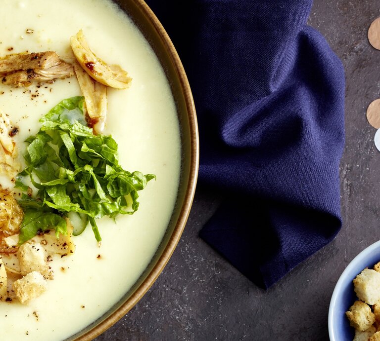 Draufsicht: eine Caesar-Suppe auf dunklem Untergrund. | © EAT CLUB / Isabell Triemer