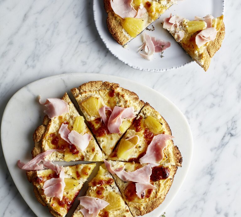 Zwei weiße Teller mit der Low-Carb-Pizza auf hellem Marmoruntergrund direkt von oben fotografiert | © EAT CLUB/ Isabell Triemer