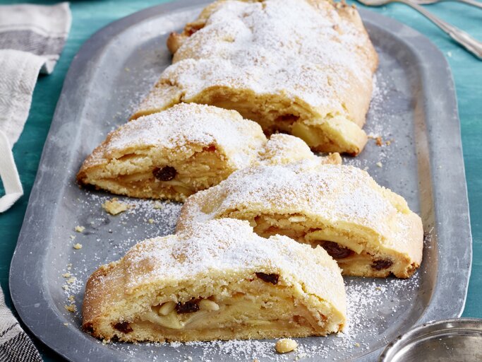 Südtiroler Apfelstrudel auf einem silbernen Servierteller auf blauem Hintergrund.  | © EAT CLUB / Isabell Triemer