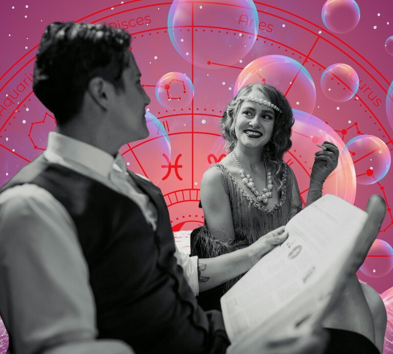 Ein stilisiertes, farbenfrohes Bild zeigt ein Paar im Vintage-Look der 1920er Jahre. Die Frau trägt ein Flapperkleid mit Perlenkette und Stirnband, der Mann ein Hemd mit Weste. Beide lächeln sich an, während der Mann eine Zeitung hält. Im Hintergrund befindet sich ein astrologisches Tierkreisdiagramm mit den Sternzeichen, umgeben von schimmernden Seifenblasen auf einem violett-pinken Sternenhimmel. Das Sternzeichen Fische ist zentral hervorgehoben. Das Bild kombiniert Retroästhetik mit mystischen, astrologischen Elementen. | © Pexels/ Gera Cejas, WinWin.artlab, sceptical cactus, OyoyStudio, kucingpink/ mohamad imron hamsyah und Jaya Adi Prastya via Canva.com [M]