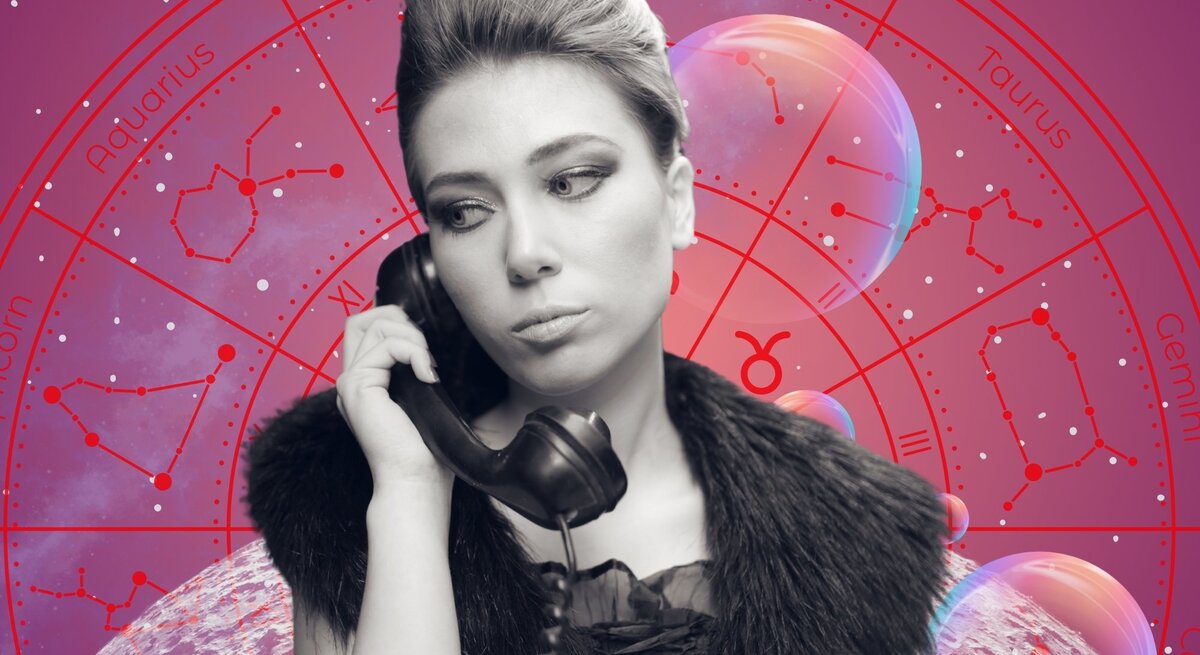 Eine Frau im Retro-Look, in Schwarz-Weiß dargestellt, hält einen klassischen Telefonhörer ans Ohr und blickt nachdenklich. Im Hintergrund leuchtet ein astrologisches Horoskop-Rad in Pink- und Violetttönen mit Sternzeichen und Konstellationen. Schimmernde Blasen und ein planetenartiger Himmelskörper verstärken die mystisch-romantische Stimmung der Szene.