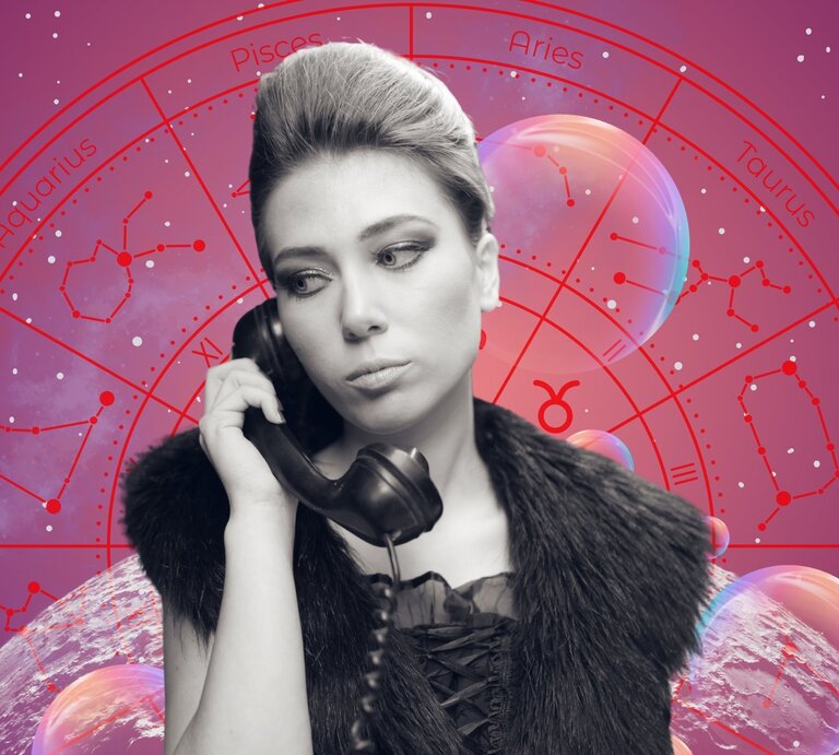 Eine Frau im Retro-Look, in Schwarz-Weiß dargestellt, hält einen klassischen Telefonhörer ans Ohr und blickt nachdenklich. Im Hintergrund leuchtet ein astrologisches Horoskop-Rad in Pink- und Violetttönen mit Sternzeichen und Konstellationen. Schimmernde Blasen und ein planetenartiger Himmelskörper verstärken die mystisch-romantische Stimmung der Szene. | © Getty Images Signature/ 123ducu,  WinWin.artlab, sceptical cactus, OyoyStudio, kucingpink/ mohamad imron hamsyah und Jaya Adi Prastya via Canva.com [M]