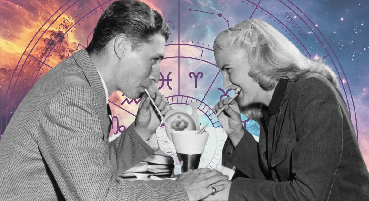Schwarz-weiß-Fotografie eines Paares im Vintage-Stil, das sich in einem Diner einen Milchshake teilt und dabei flirtend lächelt. Im Hintergrund eine farbenprächtige, kosmische Illustration mit Sternzeichenrad und astrologischen Symbolen, die eine verspielte Verbindung zwischen Romantik und Astrologie schafft.