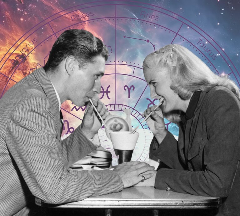 Schwarz-weiß-Fotografie eines Paares im Vintage-Stil, das sich in einem Diner einen Milchshake teilt und dabei flirtend lächelt. Im Hintergrund eine farbenprächtige, kosmische Illustration mit Sternzeichenrad und astrologischen Symbolen, die eine verspielte Verbindung zwischen Romantik und Astrologie schafft. | © Getty Images/ Harold M. Lambert, WinWin.artlab und Adobe Stock/  BinaryBard (KI generiert) via Canva.com [M]