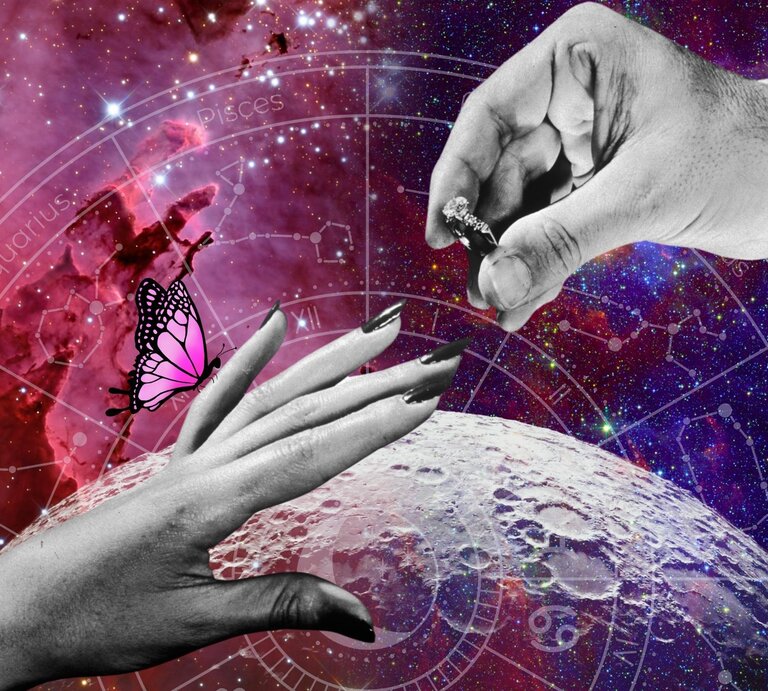 Eine stilisierte Collage zeigt eine schwarz-weiße Hand, die einen Verlobungsring entgegennimmt. Im Hintergrund ist ein farbenfrohes Universum mit Sternbildern, einem Horoskop-Rad und dem Mond zu sehen. Eine pinke Schmetterlingsillustration sitzt auf der Hand, während eine weitere Hand im Anzug den Ring überreicht. Die Szene wirkt romantisch, verträumt und symbolisch – wie ein kosmischer Heiratsantrag. | © Getty Images/ Hulton Archive, @shuni_art,  pixabay/ spirit111,  WinWin.artlab und kucingpink/ imron hamsyah via Canva.com [M]
