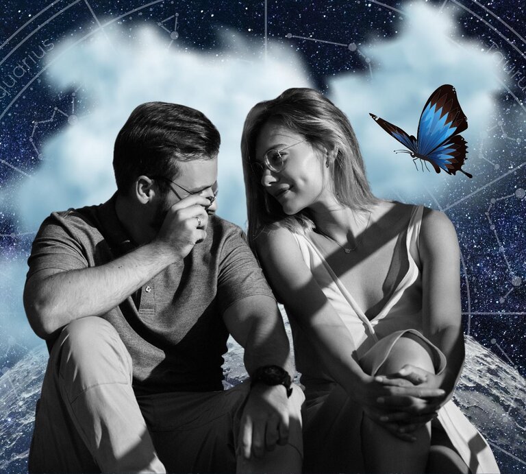 Ein Paar sitzt eng beieinander und lächelt sich liebevoll an. Ihr Bild ist in Schwarz-Weiß gehalten, während der Hintergrund einen kosmischen Sternenhimmel mit astrologischen Symbolen zeigt. Weiche, leuchtende Wolken schweben im Raum, und ein blauer Schmetterling fliegt zwischen ihnen. Die Szene wirkt romantisch, träumerisch und symbolisiert möglicherweise eine tiefe Verbindung oder Transformation in der Liebe. | © Adobe Stock/ Wedding photography, @shuni_art, Vik_Y, WinWin.artlab, kucingpink/ mohamad imron hamsyah, DAPA Images und Pexels/ Felix Mittermeier via Canva.com [M]