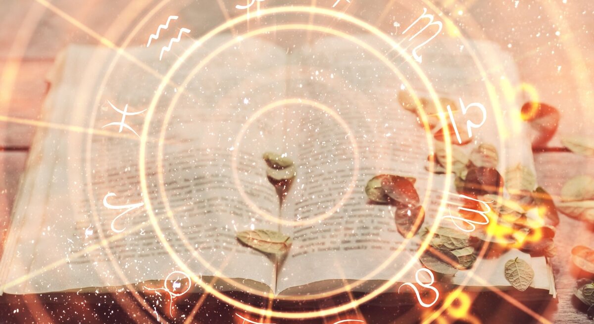 Ein altes, aufgeschlagenes Buch liegt auf einem Holztisch, umgeben von verstreuten, trockenen Blättern. Eine kleine Pflanze wächst aus den Seiten des Buches. Darüber ist ein leuchtendes astrologisches Rad mit den zwölf Tierkreiszeichen eingeblendet, das magisch und mystisch wirkt.