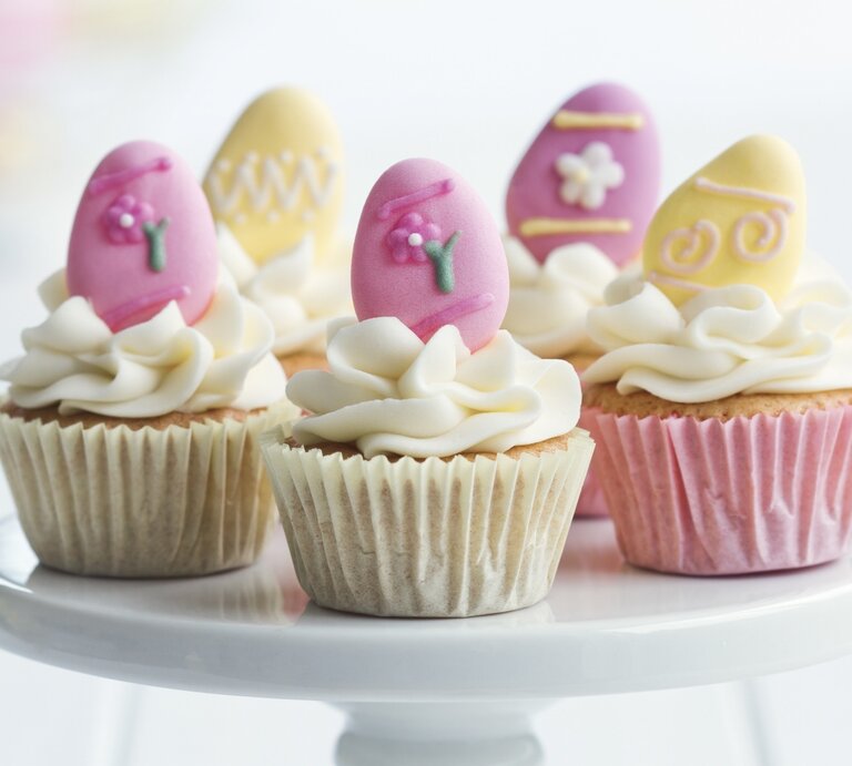 Oster-Cupcakes mit Windbeuteln auf einem weißen Servierteller. | © EAT CLUB / Isabell Triemer