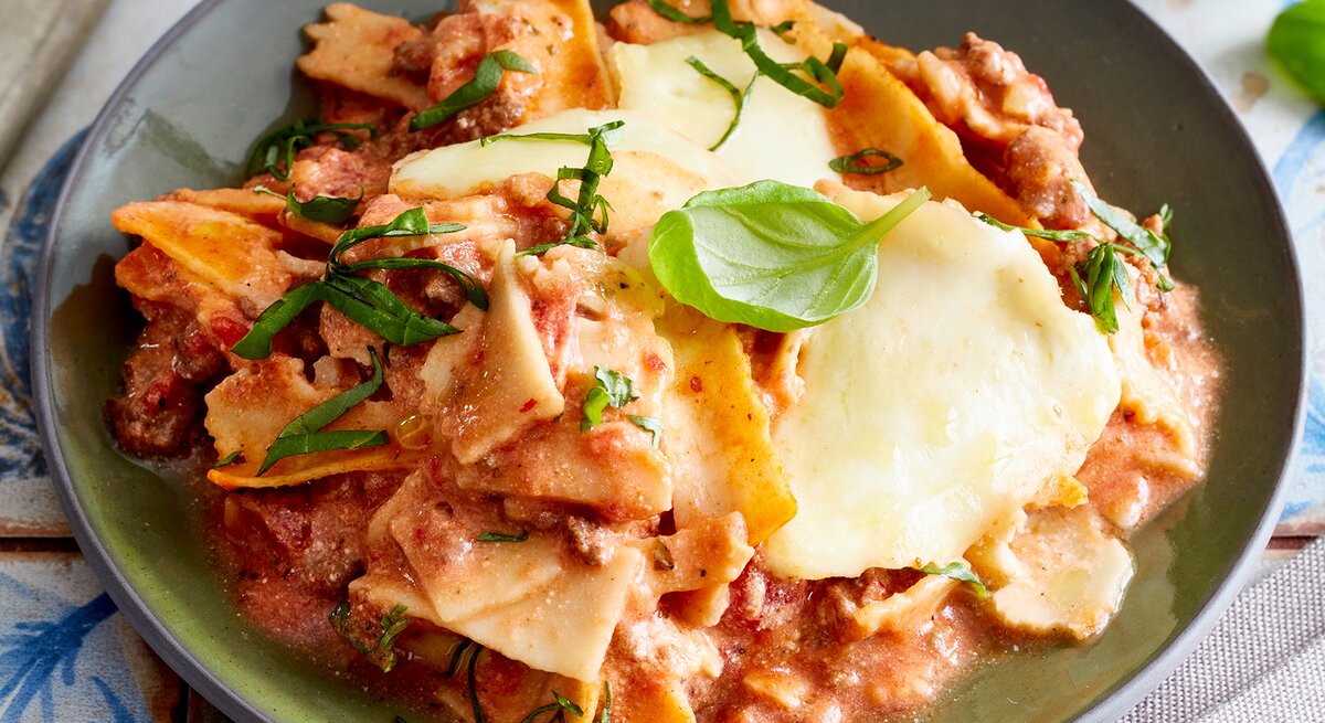Pfannen-Lasagne mit Frischkäse-Soße auf einem grünen Teller.