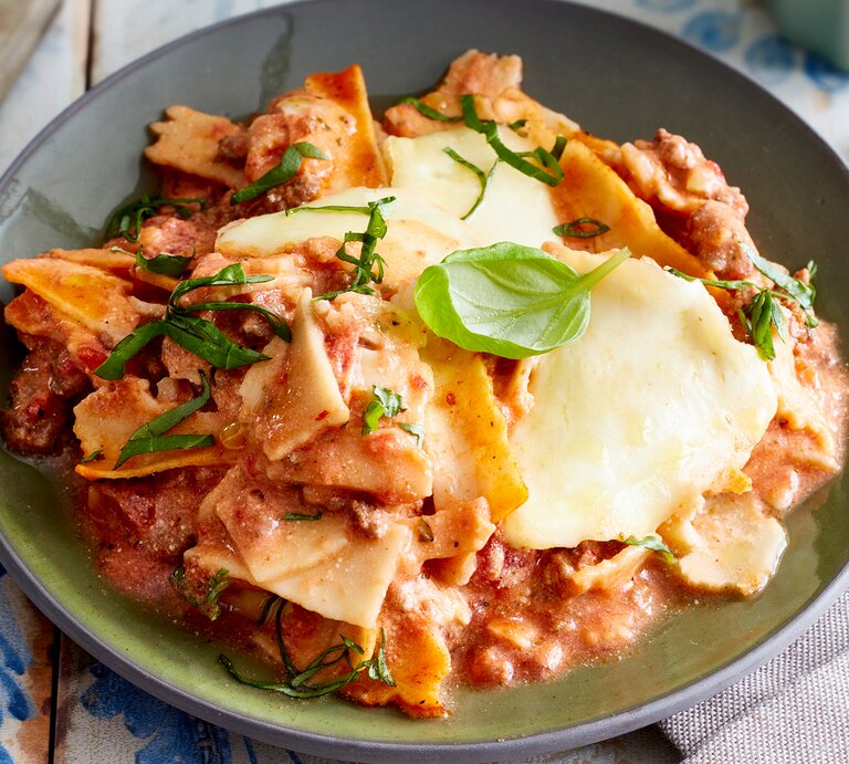 Pfannen-Lasagne mit Frischkäse-Soße auf einem grünen Teller. | © EAT CLUB/Isabell Triemer