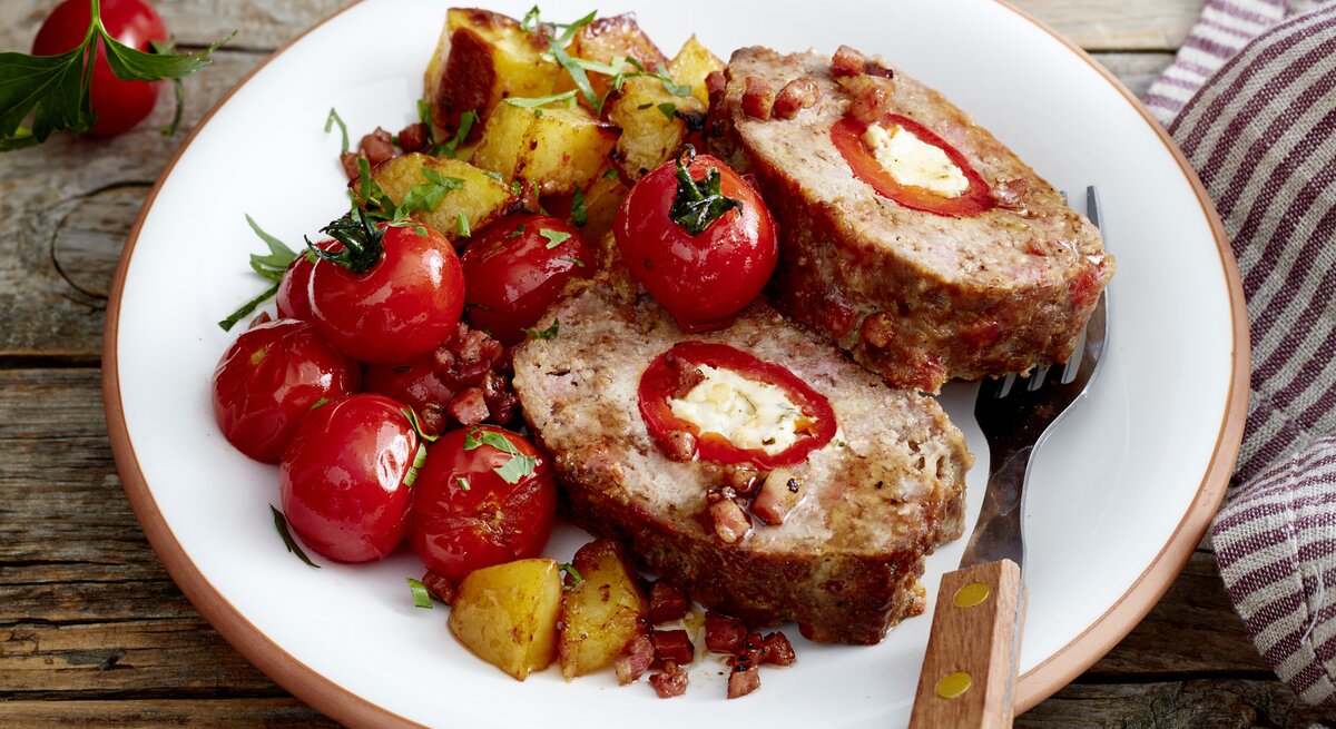 Holzfäller-Braten auf einem weißen Teller auf hölzernem Hintergrund.