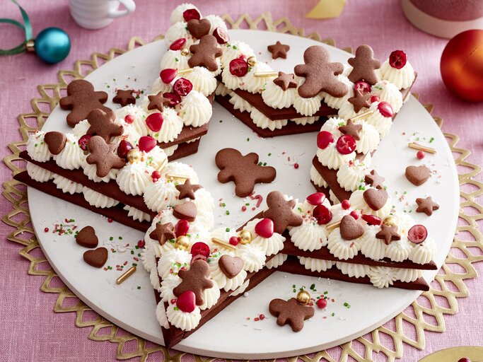 Lebkuchenstern-Torte auf einem weißen Tortenteller auf rosa Hintergrund. | © EAT CLUB / Isabell Triemer