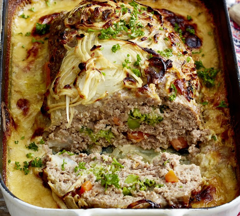 Gemüse-Curry-Braten in einer weißen Auflaufform auf hölzernem Hintergrund.. | © EAT CLUB/Isabell Triemer