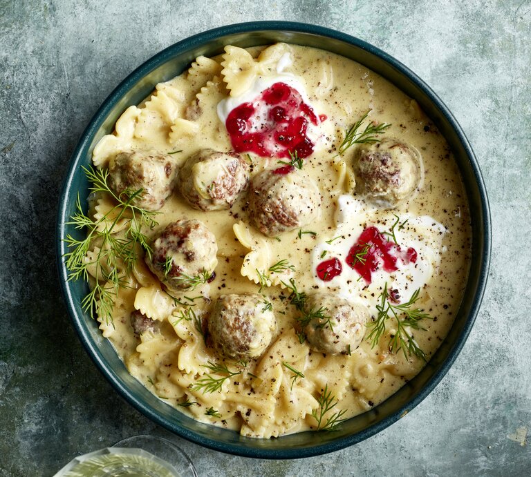 One-Pot-Pasta Köttbullarstyle in einer dunkelblauen Schüssel auf grauem Hintergrund. | © EAT CLUB/Isabell Triemer