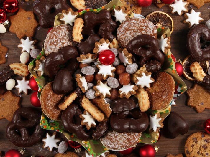 Draufsicht auf verschiedene Weihnachtsplätzchen. | © AdobeStock/W. Heiber Fotostudio