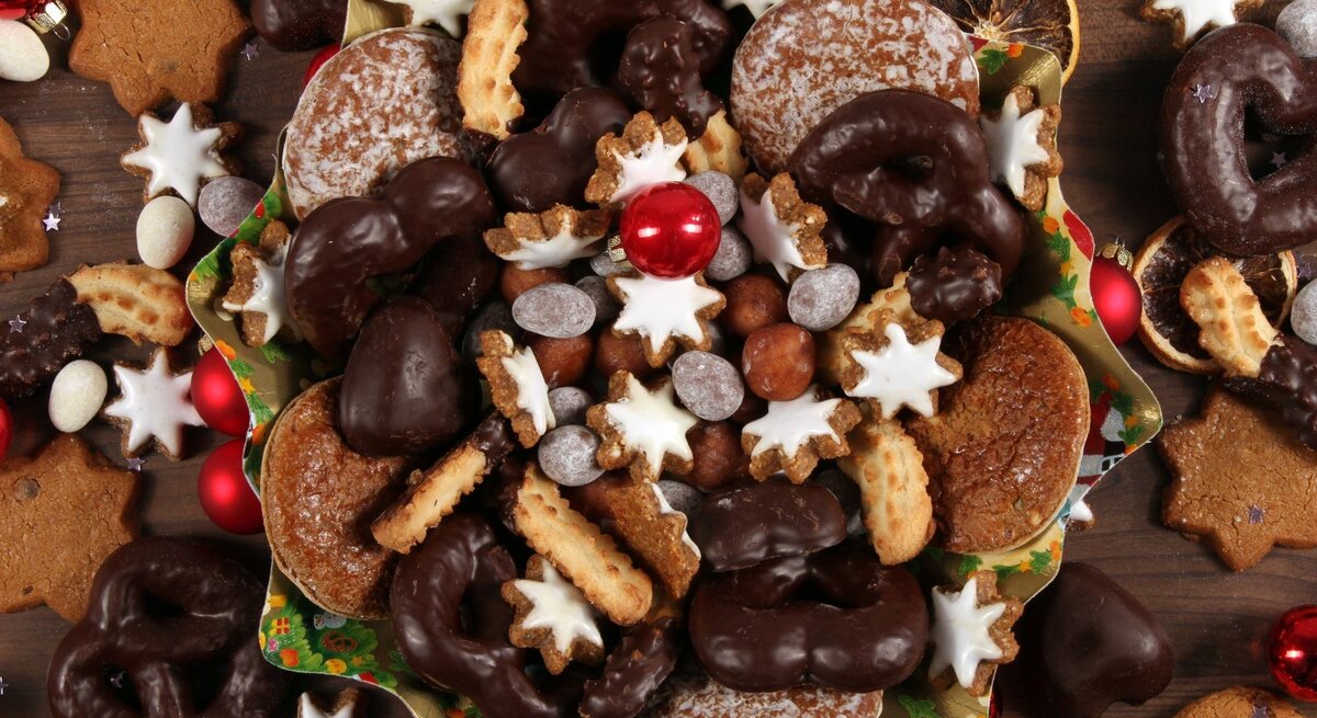 Draufsicht auf verschiedene Weihnachtsplätzchen.
