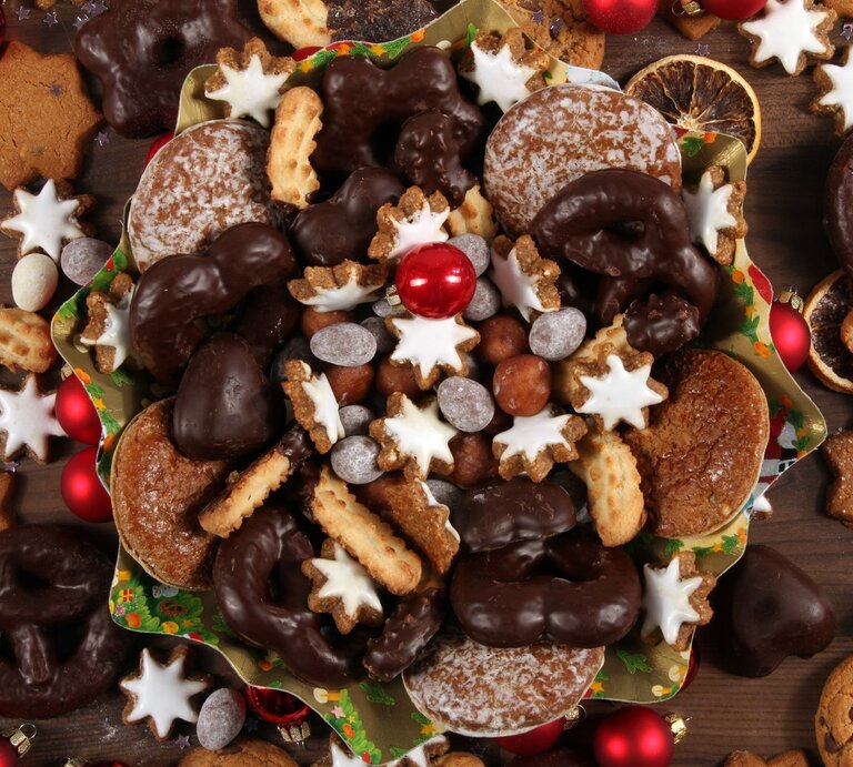 Draufsicht auf verschiedene Weihnachtsplätzchen. | © AdobeStock/W. Heiber Fotostudio