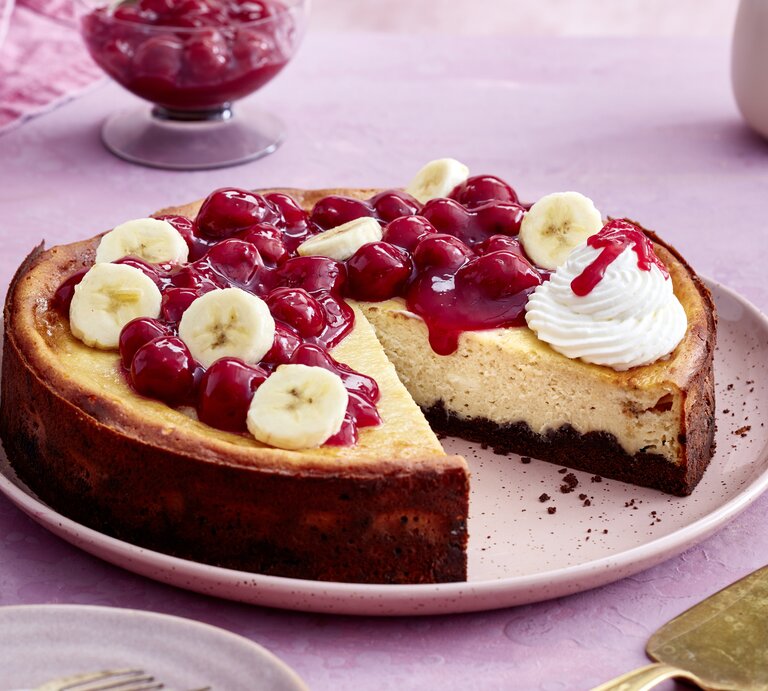 KiBa-Cheesecake auf einem rosa-farbenen Teller auf rosa Hintergrund.  | © EAT CLUB / Isabell Triemer