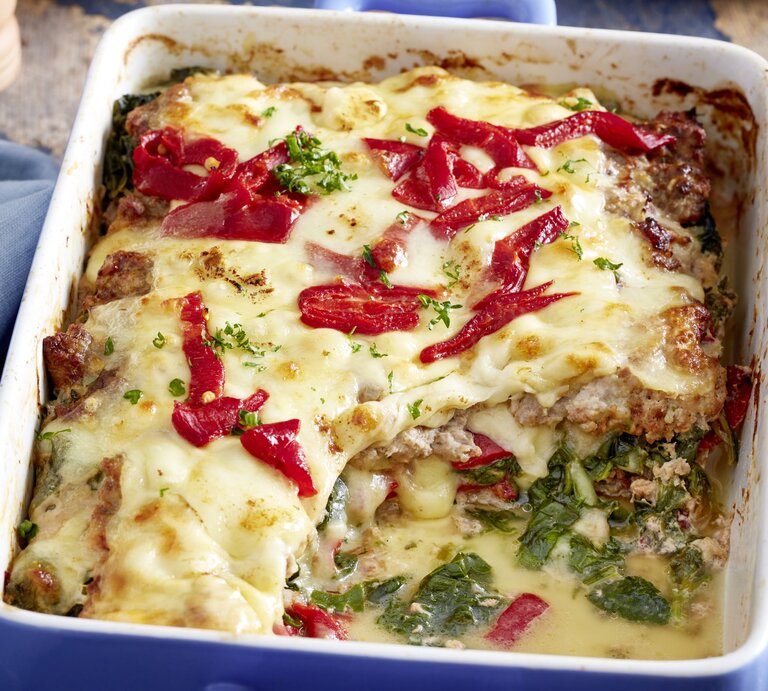Würziger Schicht-Braten in einer weißen Auflaufform auf hölzernem Hintergrund.  | © EAT CLUB/Isabell Triemer
