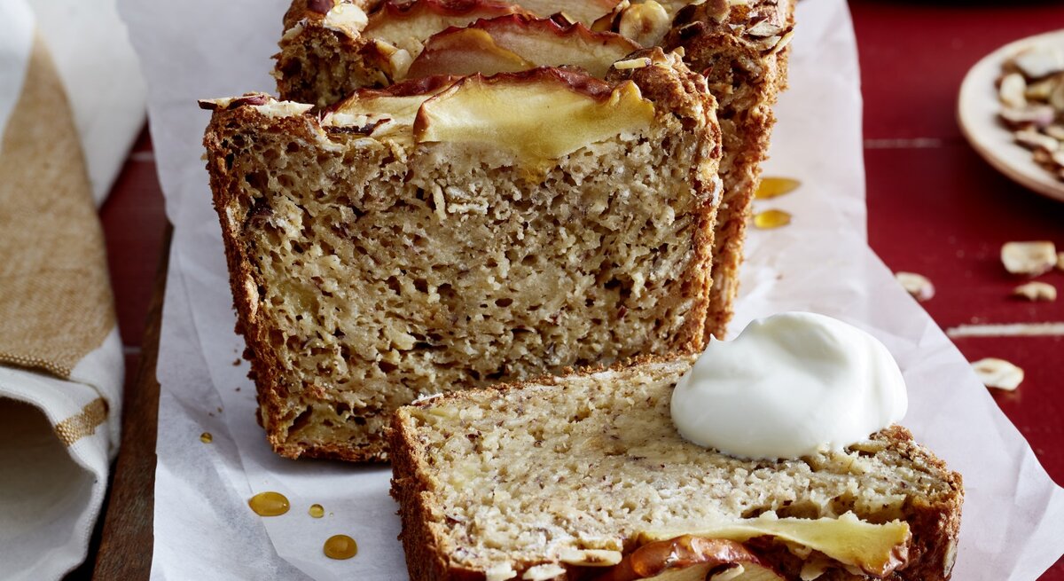 Apfel-Hafer-Kuchen auf weißem Backpapier auf rotem Hintergrund. 