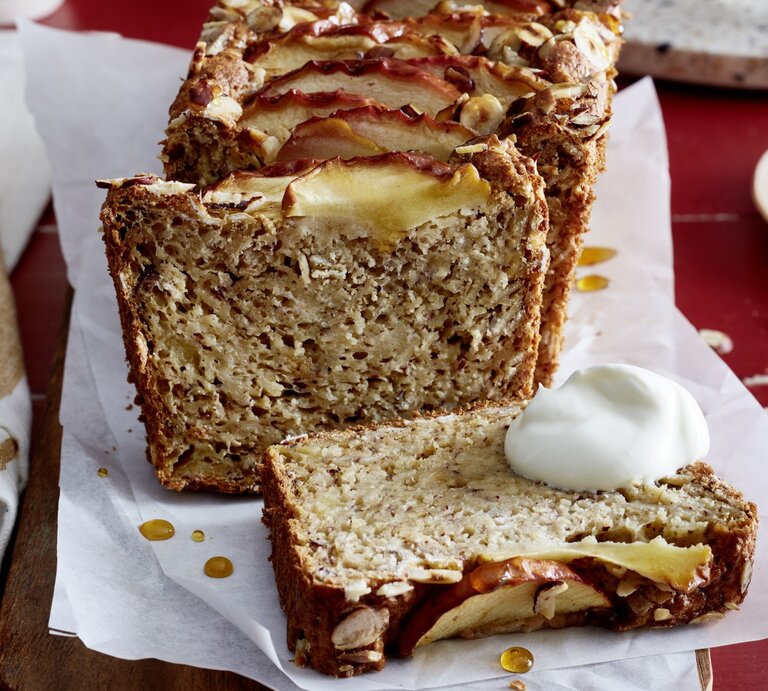 Apfel-Hafer-Kuchen auf weißem Backpapier auf rotem Hintergrund.  | © EAT CLUB/Isabell Triemer