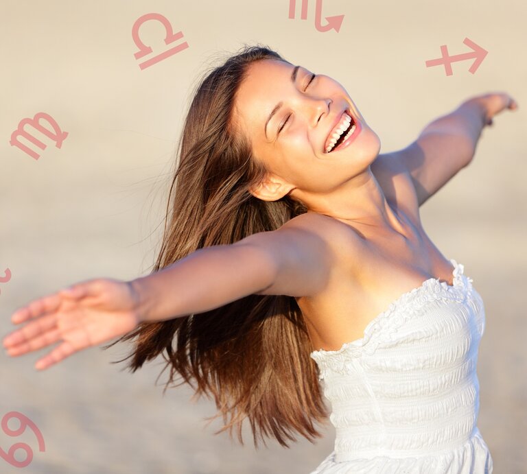 Eine glückliche Frau am Strand ist umgeben von den astrologischen Symbolen des Tierkreiszeichens. | © Ariwasabi und Chikovnaya via Canva.com [M]