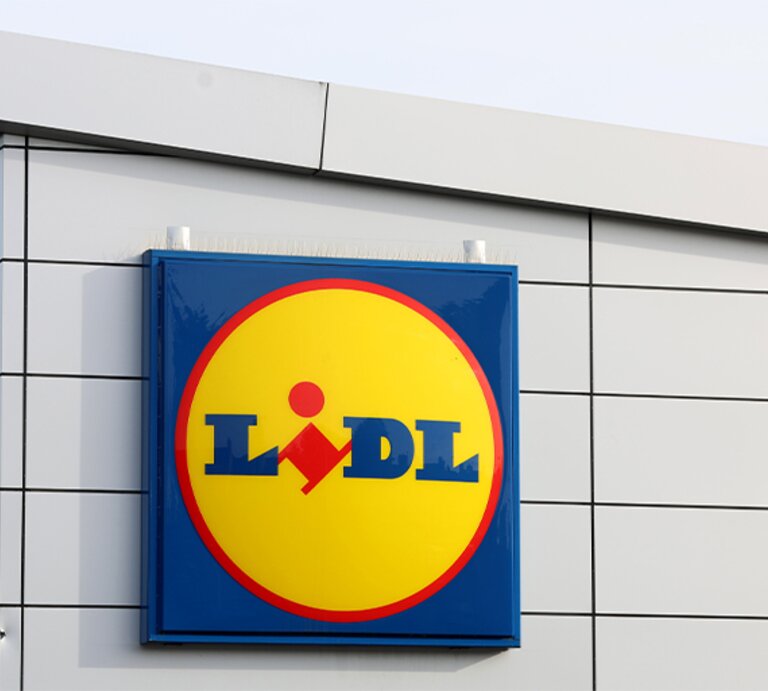 Lidl Logo in blau und weiß mit rot | © Getty Images/Nathan Stirk / Kontributor