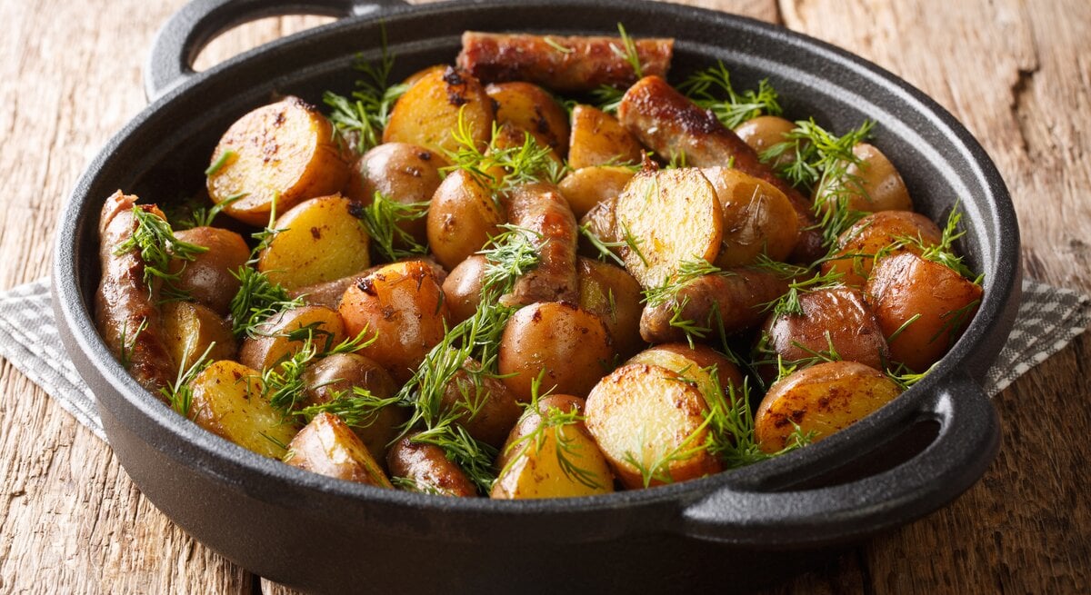 Seitliche Ansicht von einer Kartoffelpfanne mit Würstchen.