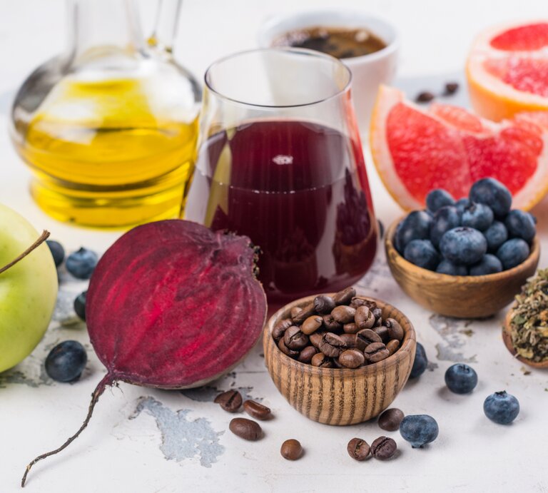 Foto von Obst und Gemüse, das dabei hilft die Leber zu entgiften. | © Getty Images