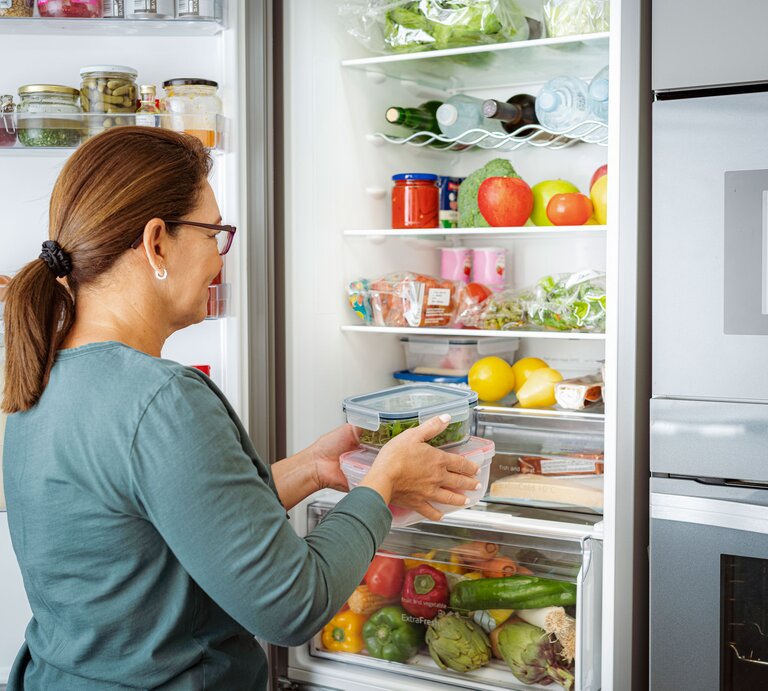 Frau öffnet gefüllten Kühlschrank | © Getty Images