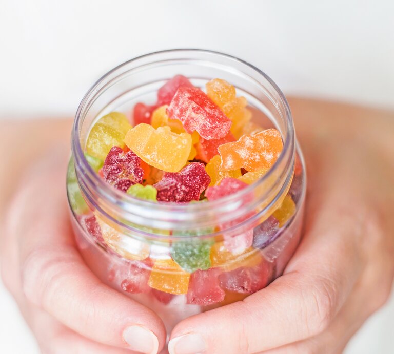 Hand mit Gummibärchen für Gummibärchen-Diät | © Getty Images