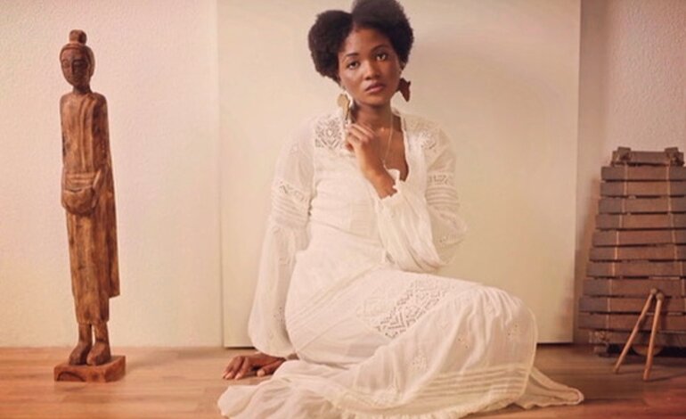 Sanata Doumbia-Milkereit sitzend im weißen Kleid  | © Claus Bergmann