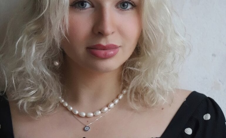 Porträt der Journalistin Anastasia Tikhomirova | © Mia Alvizuri-Sommerfeld