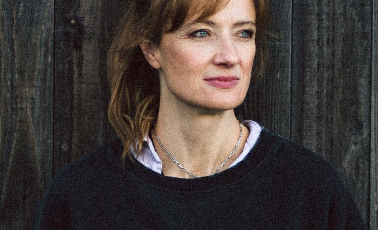 Autorin Fiona Rohde im Porträt | © Leah Kunz